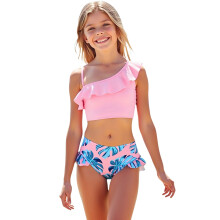 Tweedelige meisjesbadoutfit met ruches en palmbomenprint, sneldrogende haltertop, perfect voor zomerse stranddagen.