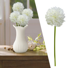 Künstliche Chrysanthemen und Hortensienblüten mit Stielen