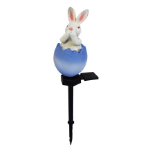 Piquet solaire décoratif pour jardin avec un adorable lapin dans un œuf bleu, bleu