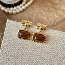 Amberkleurige vierkante oorbellen zijn luxueus en stijlvol, passen perfect bij elke outfit en zijn ideaal voor dagelijks gebruik.