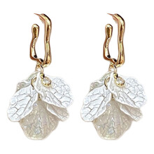Elegante oorbellen met schelpstructuur en zirkonia kwastjes, een stijlvolle versiering voor dames die een verfijnde look accentueren.