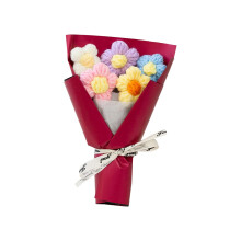 Peluche con ramo de flores de ganchillo de colores – Arreglo floral tejido a mano con flores multicolores, envoltorio y cinta color burdeos –