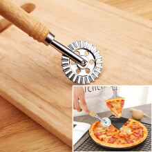 Roue à pâtes avec pince à raviolis cannelée