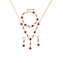 Ensemble de bijoux en strass et cristaux pour femme : collier et boucles d'oreilles.