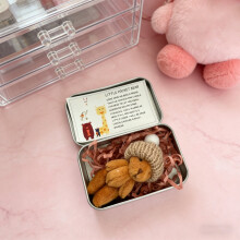 Valentijnsdagdecoratie: Handgemaakte mini pluche teddybeer in doos, zakbeer met een opbeurend kaartje – perfect om cadeau te geven.