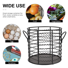 Panier de rangement noir moderne pour les en-cas et autres petits objets, au design décoratif élégant.