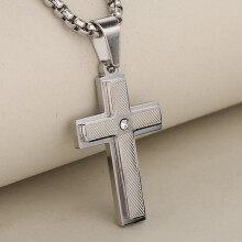 Miesten ristikaulakoru, hopeinen, musta ja kultainen ruostumattomasta teräksestä valmistettu ristiriipuskaulakoru, laatikkoketju.