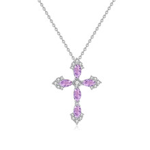 Questo ciondolo a croce in argento sterling 925, impreziosito da cristalli naturali, emana un'eleganza hip-hop ed è estremamente versatile.