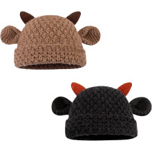 Gorro unisex de ganchillo con orejas de oso y cuernos, ideal para amantes de los animales.