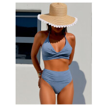 Geribbelde halterbikiniset in zachtblauw met hoge taille en stretchstof.