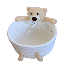 Panier de rangement fait main en corde de coton. Adorable panier de rangement tricoté à la main en corde de coton pour divers articles ménagers.
