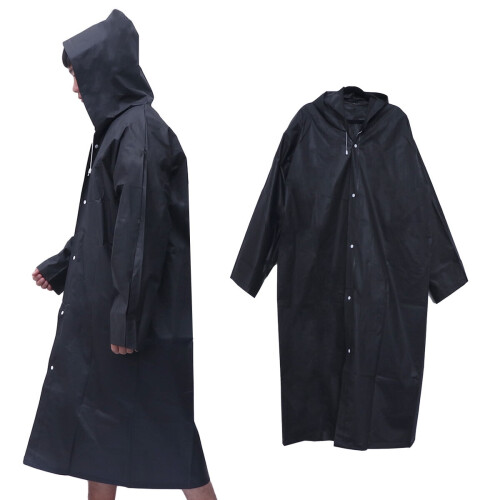Capa de chuva preta e leve com capuz, material resistente a rasgos para uso externo.