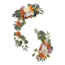 Kunstmatige bloemenslinger met rode en blauwe rozen en eucalyptus.