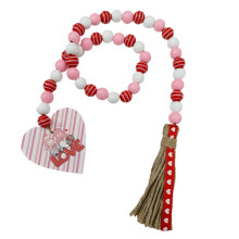 Guirlanda de contas de madeira com borlas e corações – 85 cm