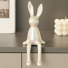 Statuetta di coniglio seduto in ottone con finitura in ceramica dorata