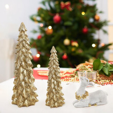 Set aus drei weißen Harzfiguren eines Weihnachtsbaums und eines Rentiers