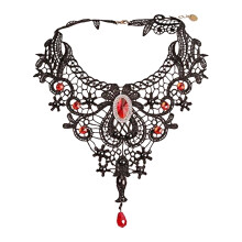 Elegante, gotische Choker-Halskette aus schwarzer Spitze mit roten Edelsteinen im viktorianischen Vintage-Stil – Statement-Schmuck für Damen