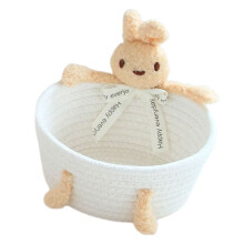 Panier de rangement fait main en corde de coton. Adorable panier de rangement tricoté à la main en corde de coton pour divers articles ménagers.