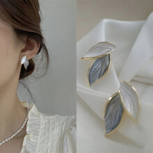 Graue Blatt-Ohrstecker für Damen – Modische, trendige botanische Hängeohrringe für Damen, hypoallergener, eleganter Ohrschmuck als Geschenk (1