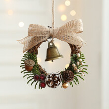 Kerstkranshanger met strik en belletjes voor aan de deur. 12 cm grote dennenappel- en wijnrankring als kerstversiering voor aan de muur of in de boom.