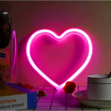 LED neónové svetlo Love – napájané z USB alebo batérií