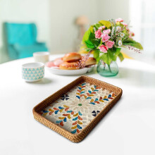 Plateau vintage en rotin avec mosaïque de coquillages, plateau décoratif et plateau de service avec poignée, style bohème