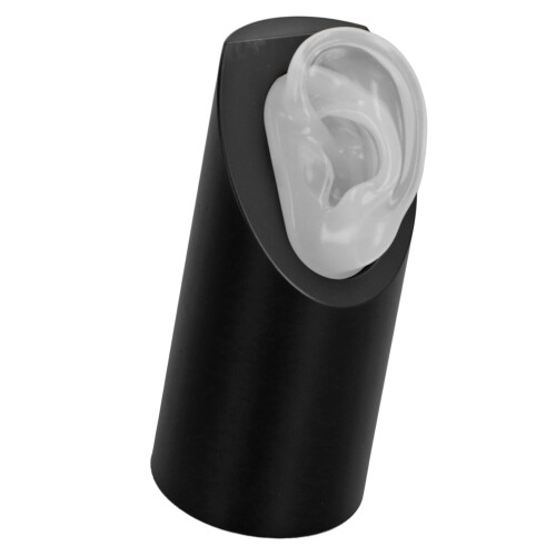 Modello dell'orecchio in silicone trasparente con espositore nero.