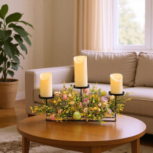 Centro de mesa floral de 3 niveles con velas y marco de metal negro.