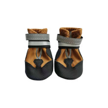 Botas impermeables para perros con correas reflectantes y suela blanda.