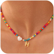 Handgefertigte Perlenkette mit Initialen für Damen, leichtes, zierliches Choker-Schmuckstück mit Akzenten aus natürlicher Muschel und Türkis