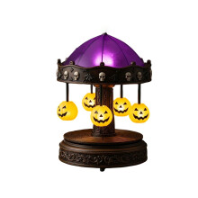 Lampe de table carrousel d'Halloween avec lanternes citrouilles, accents de crâne, dôme violet, décoration rotative effrayante pour une fête à