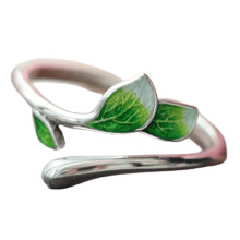 Verstelbare ring in de vorm van een boomblad, geschikt voor feestjes en casual gelegenheden.