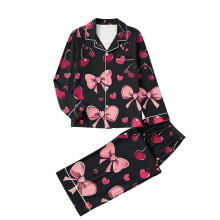 Feestelijke Valentijnsdag pyjamaset voor dames met lange mouwen en knoopsluiting aan de voorkant. Zachte, elegante loungewear pyjama voor thuis, maat