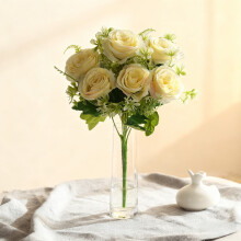 Buquê de rosas artificiais bege com 12 hastes para decoração de casa.