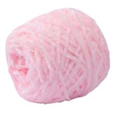 Zelf breien met zacht goudkleurig fluwelen breigaren, zelf een sjaal maken, haken met wollen garen, breigaren