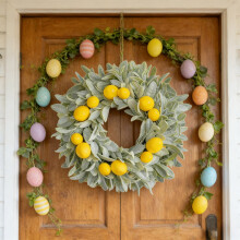 Couronne de Pâques de 45 cm pour porte d'entrée – Couronne printanière en eucalyptus artificiel avec citron, boules jaunes et guirlandes
