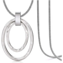 Collier long Ă pendentif double cercle en maille serpent audacieuse pour femme
