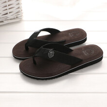 Chinelo masculino marrom com detalhes em blocos de cores e palmilha antiderrapante. Tamanho