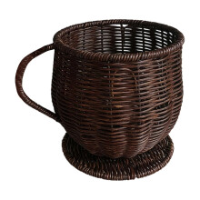 Koffiebekerhouder van gevlochten rotan voor op het bureau of in de keuken