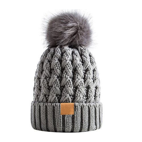 Gorro de invierno de punto acanalado para mujer con pompón.