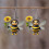 1 ζευγάρι ακρυλικά σκουλαρίκια Little Bee με πρωτότυπο σχέδιο που κρατούν ηλιοτρόπια 2