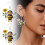1 ζευγάρι ακρυλικά σκουλαρίκια Little Bee με πρωτότυπο σχέδιο που κρατούν ηλιοτρόπια 7