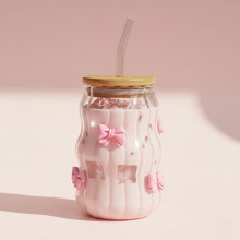 Gerippter Glasbecher mit rosa Schleife, 440 ml, Kürbisbecher mit Bambusdeckel