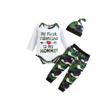 (0-6 Months, White Green) Driedelige babykleding set voor jongens: modieuze romper met lange mouwen en camouflagebroek met bijpassende muts.