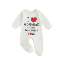 (Newborn, White) Macacão infantil recém-nascido com estampa de letras, corações e números, manga comprida, gola redonda e pezinhos.