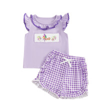 (12-18 Months, Multi-Color) Conjunto de 2 piezas para bebé niña estilo Mardi Gras: top con volantes y bordados, y shorts a cuadros.