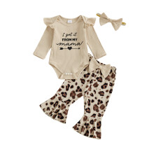 (0-3 Months, Khaki) Set de 3 piese pentru bebeluși: salopetă lungă cu leopard, pantaloni evazați și bentiță cu fundă.