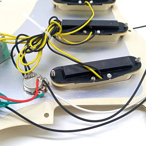 3X Micros de Guitare électrique Pickguard Chargé Assemblage de Plaque à Gratter Précâblé SSS Jaune 2