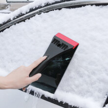 Pá de neve com raspador de gelo e escova para para-brisa de carro.