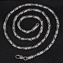Colierul vintage statement pentru bărbați este o alternativă luxoasă și elegantă, completând perfect orice ținută și fiind perfect pentru